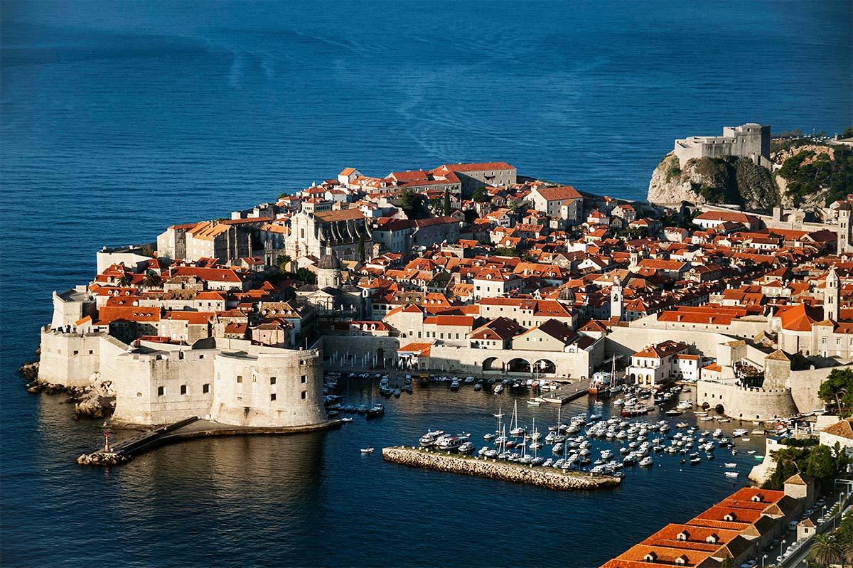 dubrovnik-old-town-view-and-coast-in-croatia-2025-08-27-06-49-22-utc
